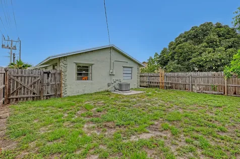 302 SW 8th Street Boynton Beach FL 33426
