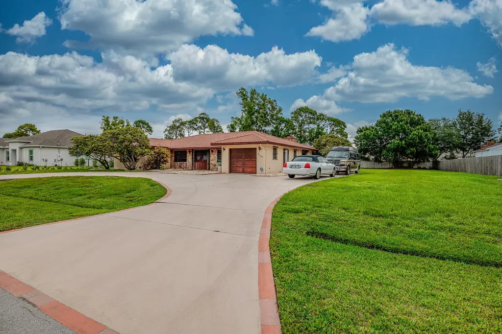 2165 SE Flanders Road Port St Lucie FL 34952