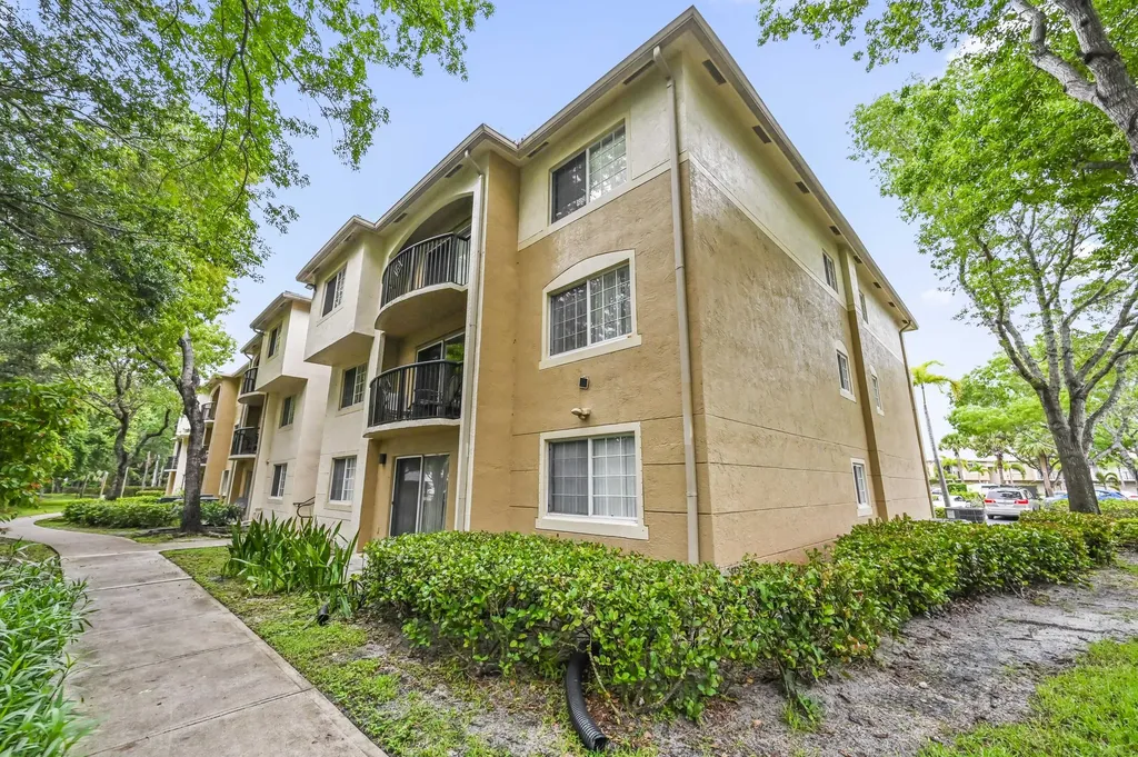 1100 S Crestwood Court S Royal Palm Beach FL 33411