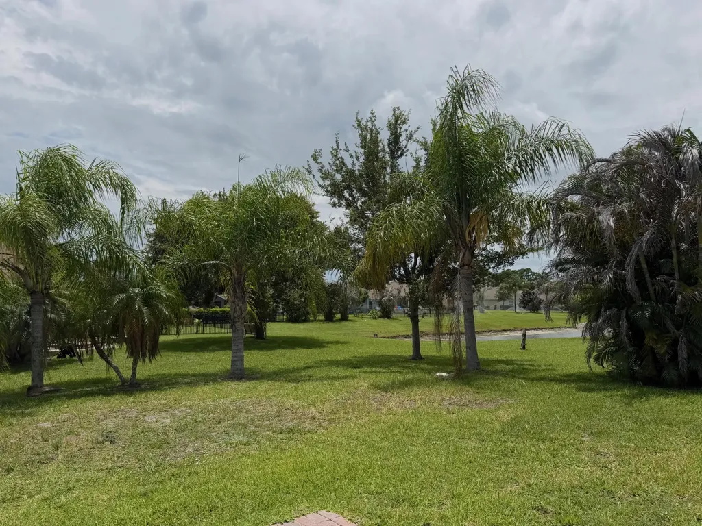 1269 SW Lexington Manor SW Vero Beach FL 32962