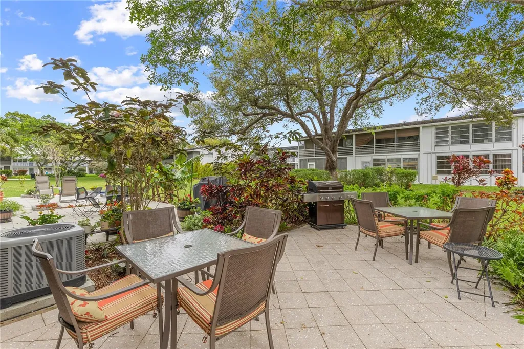 210 Oakridge N Deerfield Beach FL 33442