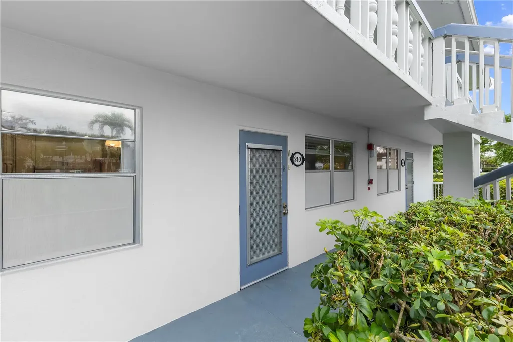 210 Oakridge N Deerfield Beach FL 33442