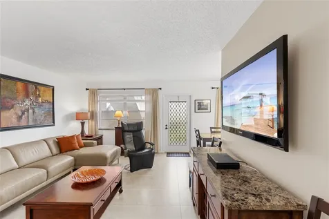 210 Oakridge N Deerfield Beach FL 33442