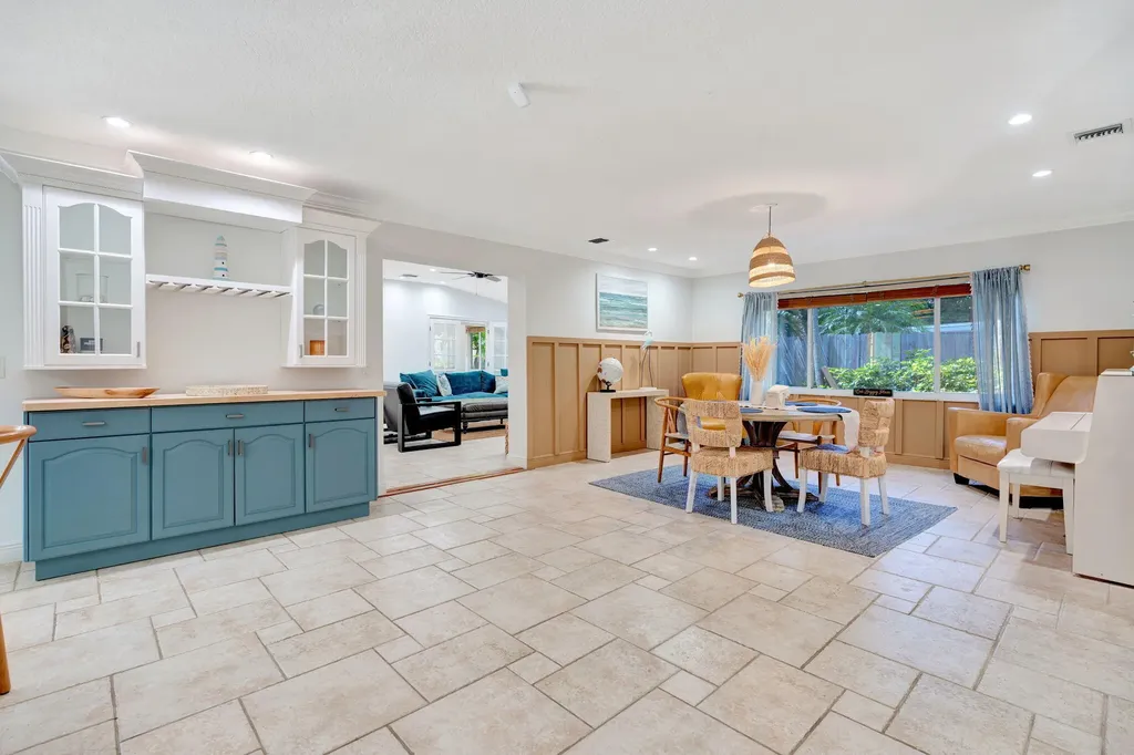 2436 Holly Lane NE Palm Beach Gardens FL 33410