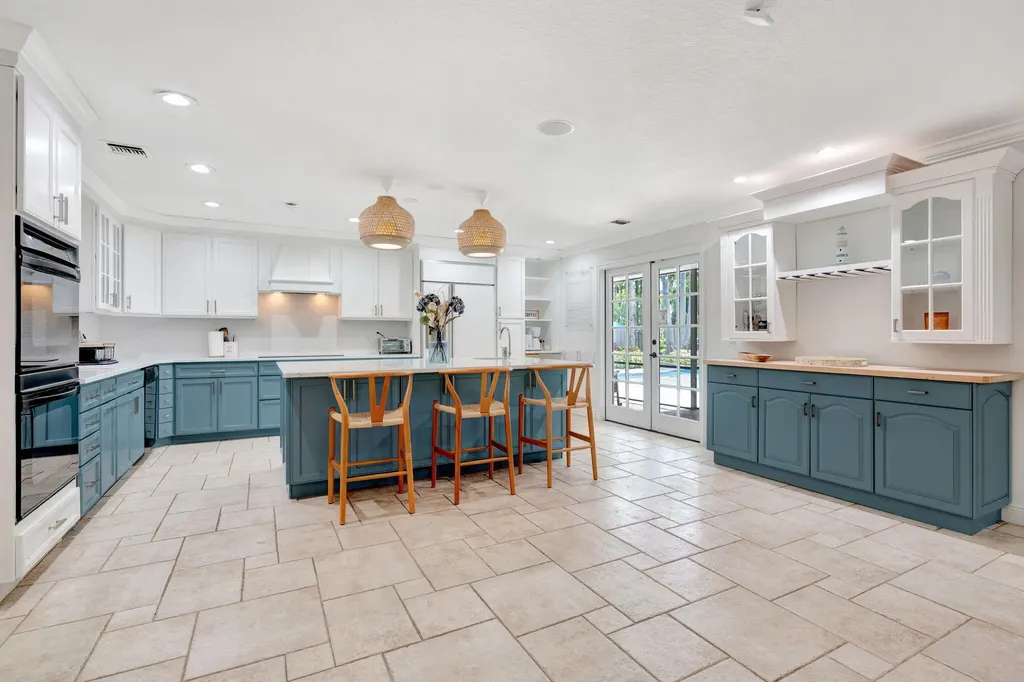 2436 Holly Lane NE Palm Beach Gardens FL 33410