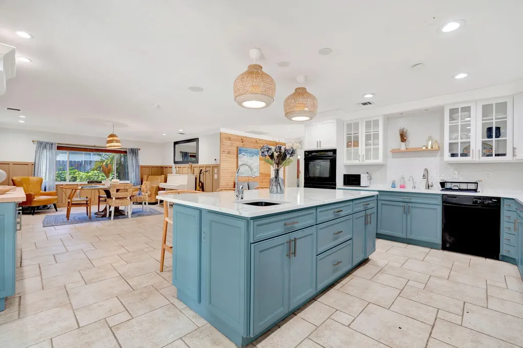 2436 Holly Lane NE Palm Beach Gardens FL 33410