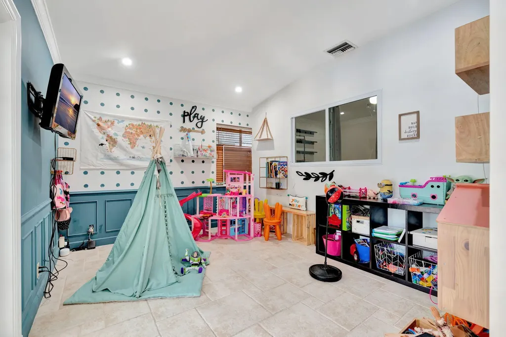 2436 Holly Lane NE Palm Beach Gardens FL 33410