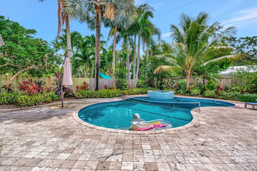 2436 Holly Lane NE Palm Beach Gardens FL 33410