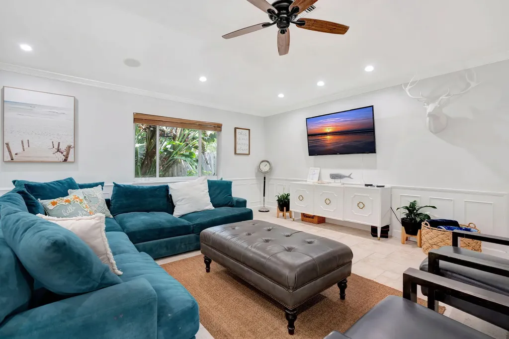 2436 Holly Lane NE Palm Beach Gardens FL 33410