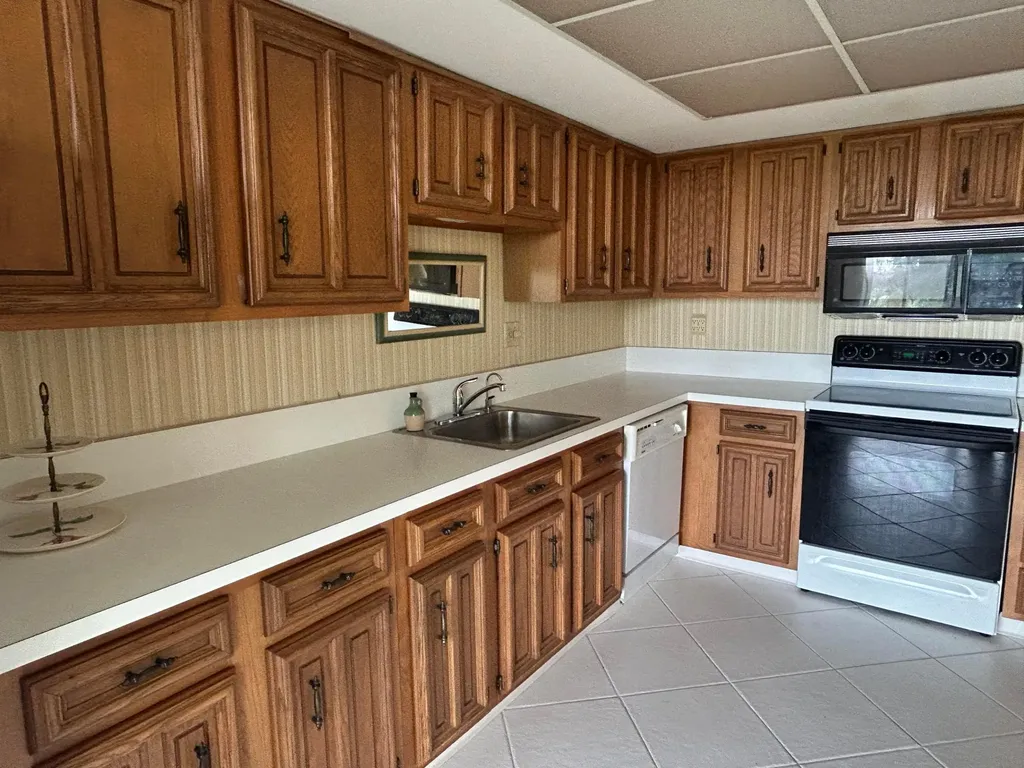 5390 NW Woodland Lakes Drive Palm Beach Gardens FL 33418