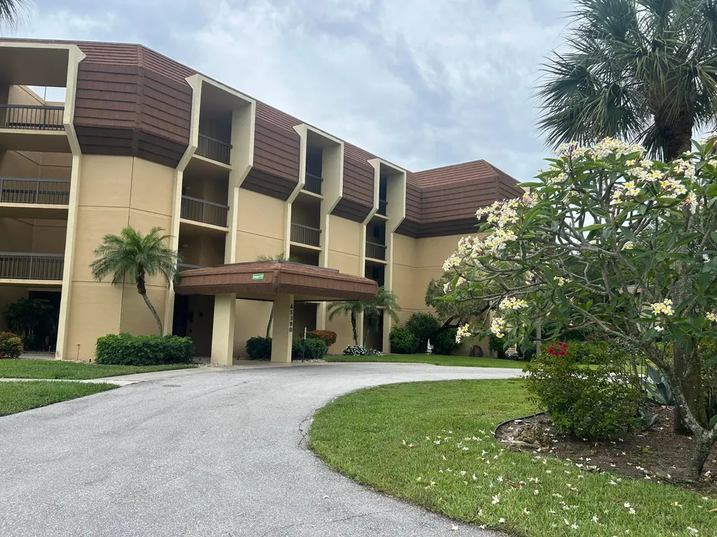 5390 NW Woodland Lakes Drive Palm Beach Gardens FL 33418