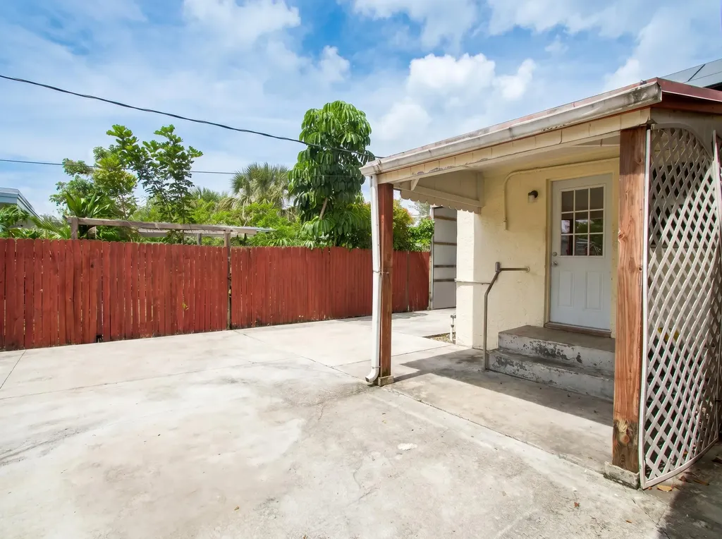 915 N E Street Lake Worth Beach FL 33460