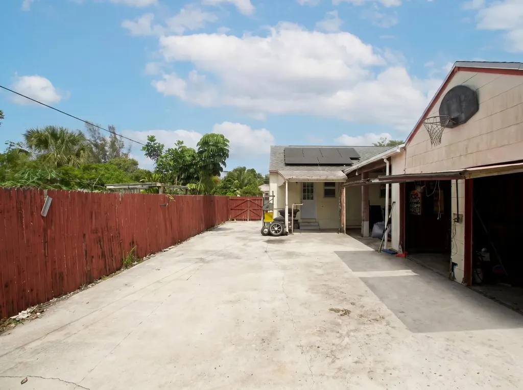 915 N E Street Lake Worth Beach FL 33460