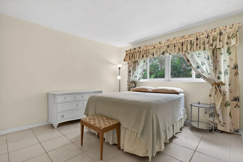 2115 NE 42nd Court Lighthouse Point FL 33064