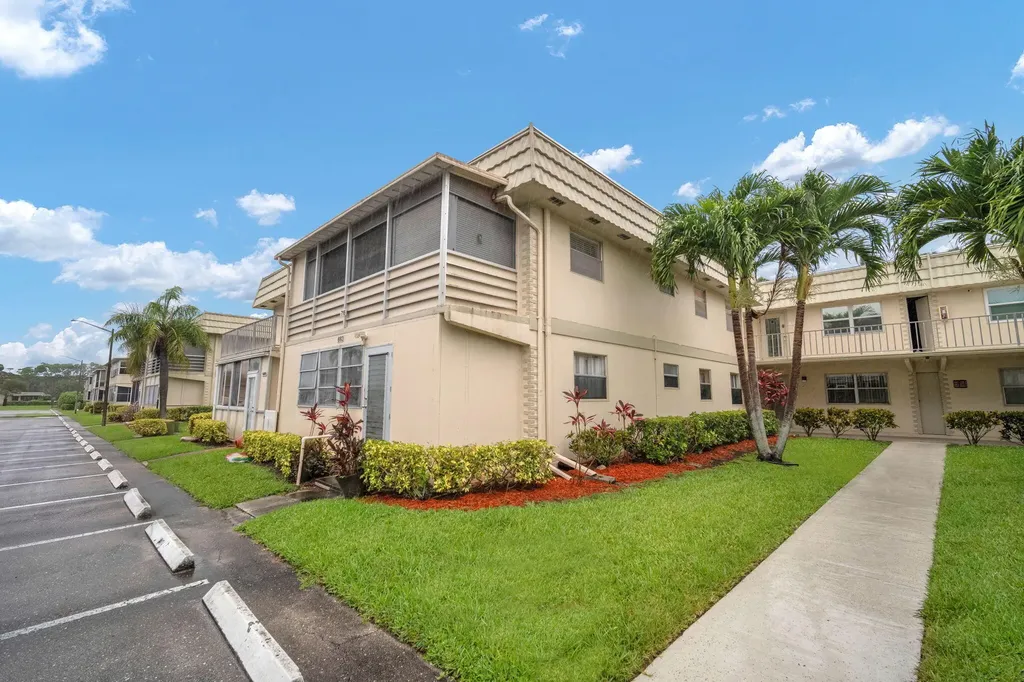 716 Saxony Place Delray Beach FL 33446
