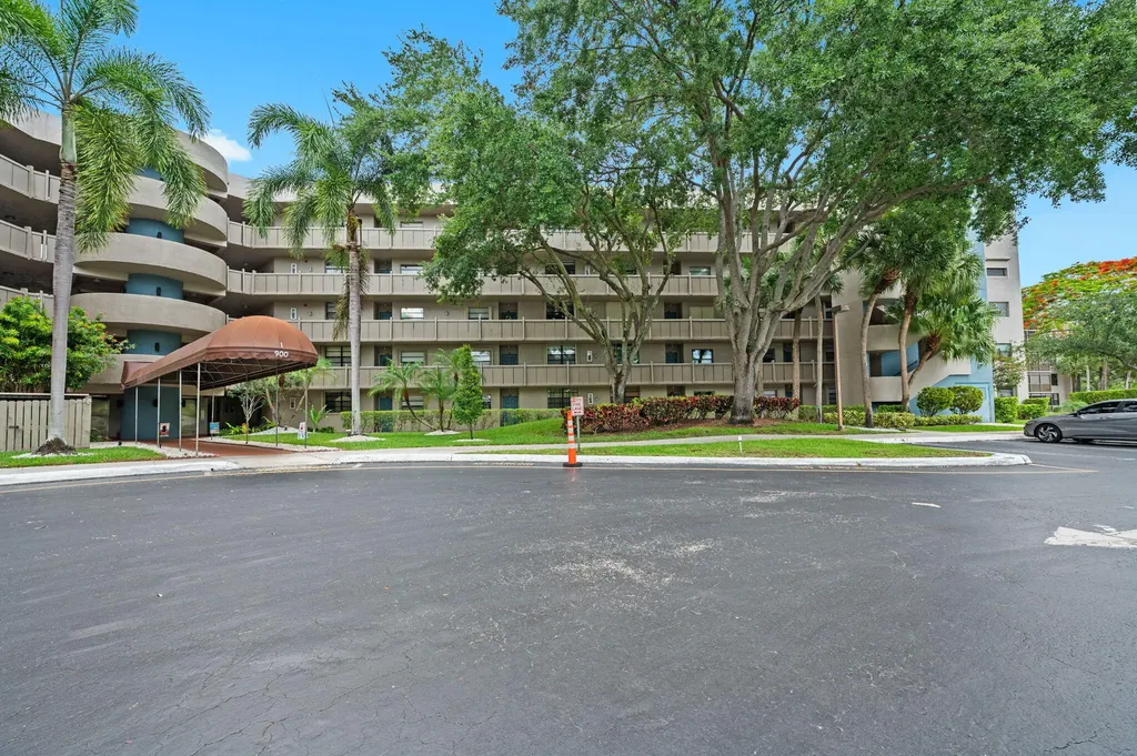 900 Colony Point Circle Pembroke Pines FL 33026
