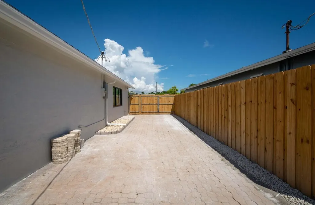 524 NW 53rd Street Boca Raton FL 33487