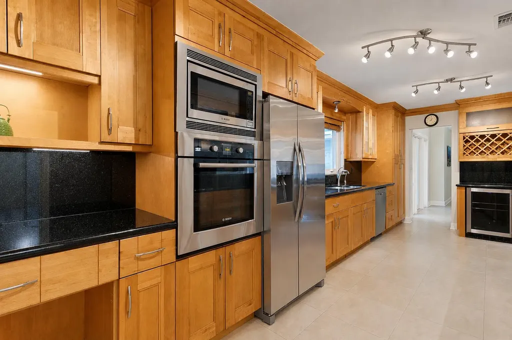 3240 Lakeview Drive Pompano Beach FL 33062
