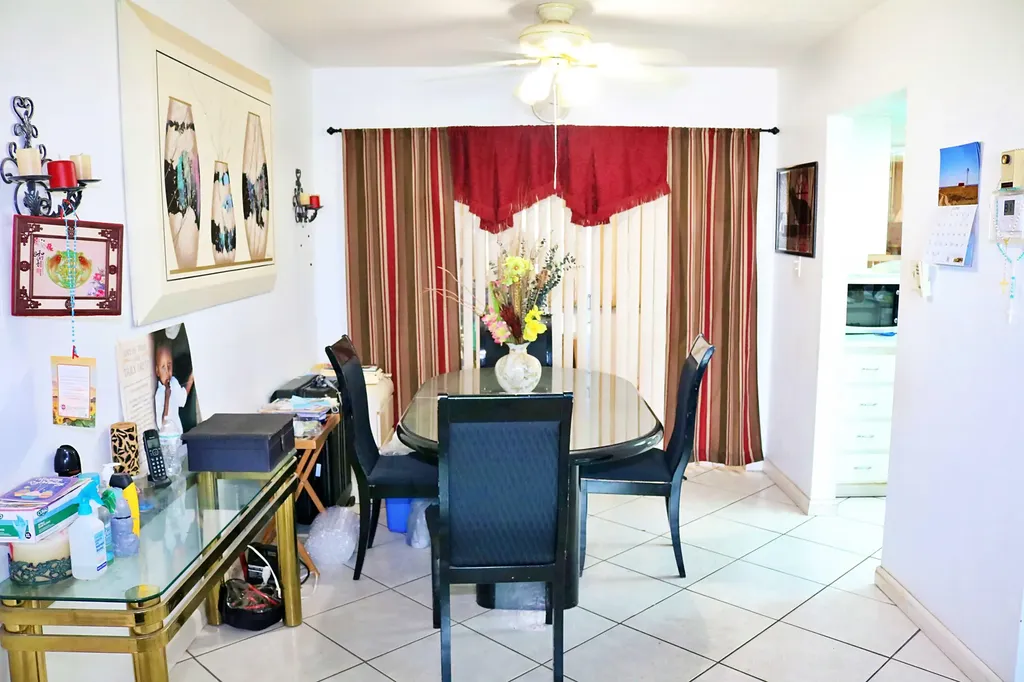 5715 NW 84th Terrace Tamarac FL 33321