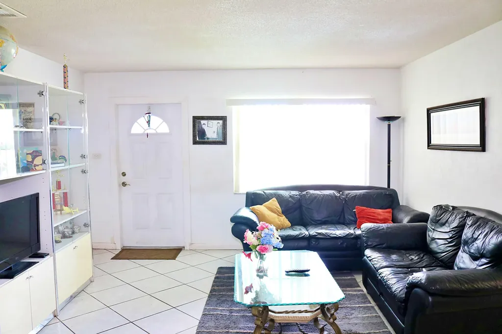 5715 NW 84th Terrace Tamarac FL 33321
