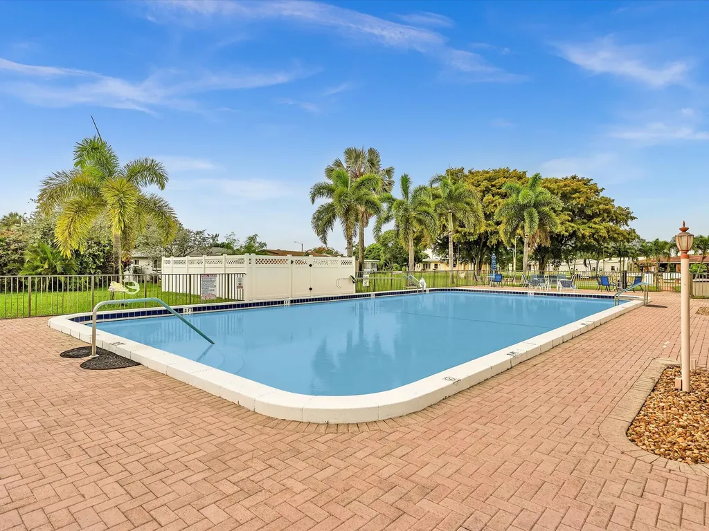 4514 NW 43rd Terrace Tamarac FL 33319