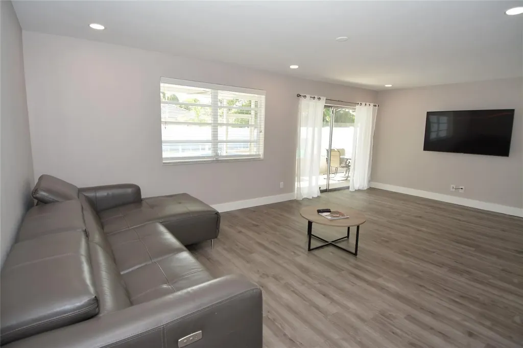 3840 N 42nd Terrace Hollywood FL 33021