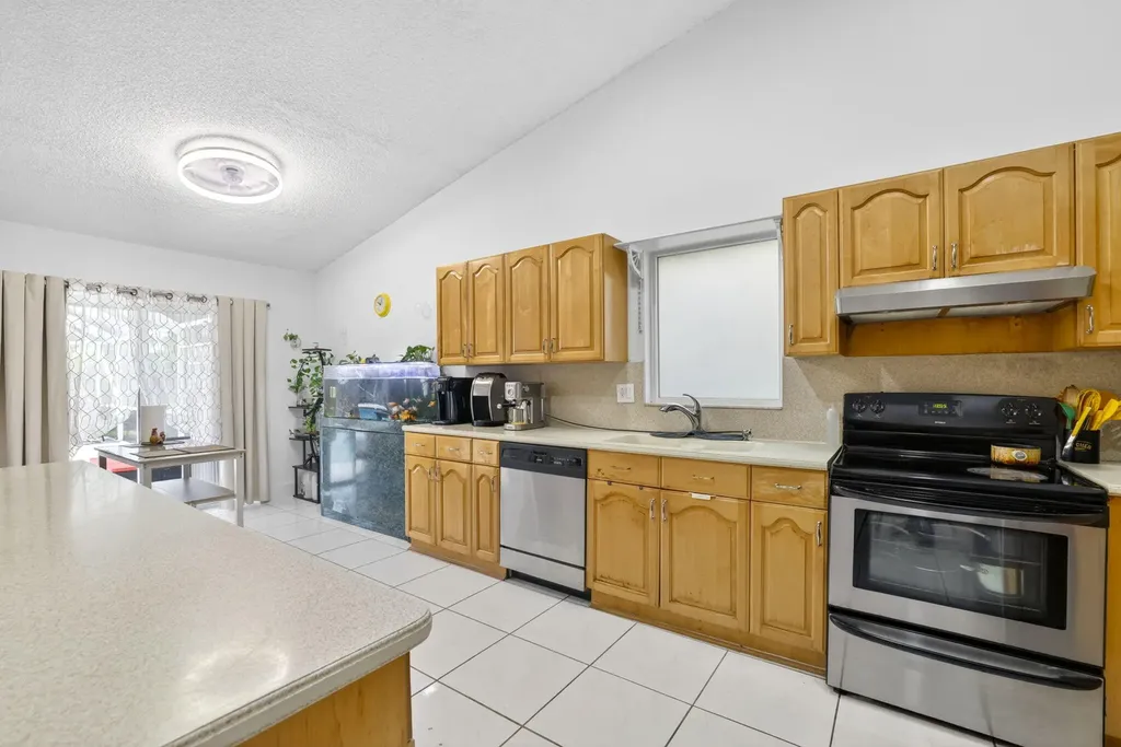 12436 SW 1st Street Coral Springs FL 33071