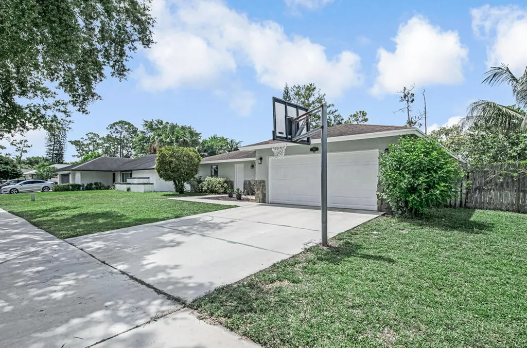 100 Greenwood Court Royal Palm Beach FL 33411