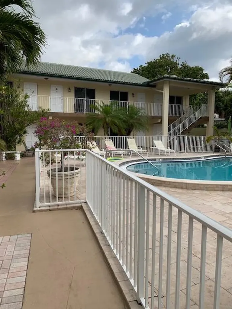1907 NE 2nd Street Deerfield Beach FL 33441