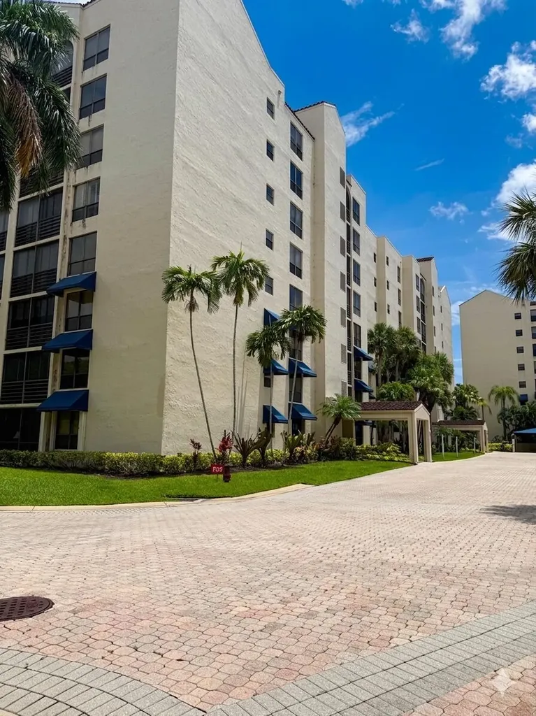 7564 Regency Lake Drive Boca Raton FL 33433