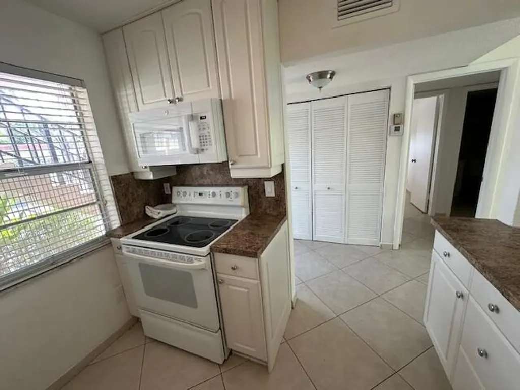 21 Abbey Lane Delray Beach FL 33446