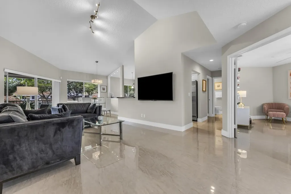 994 NW 93rd Avenue Plantation FL 33324
