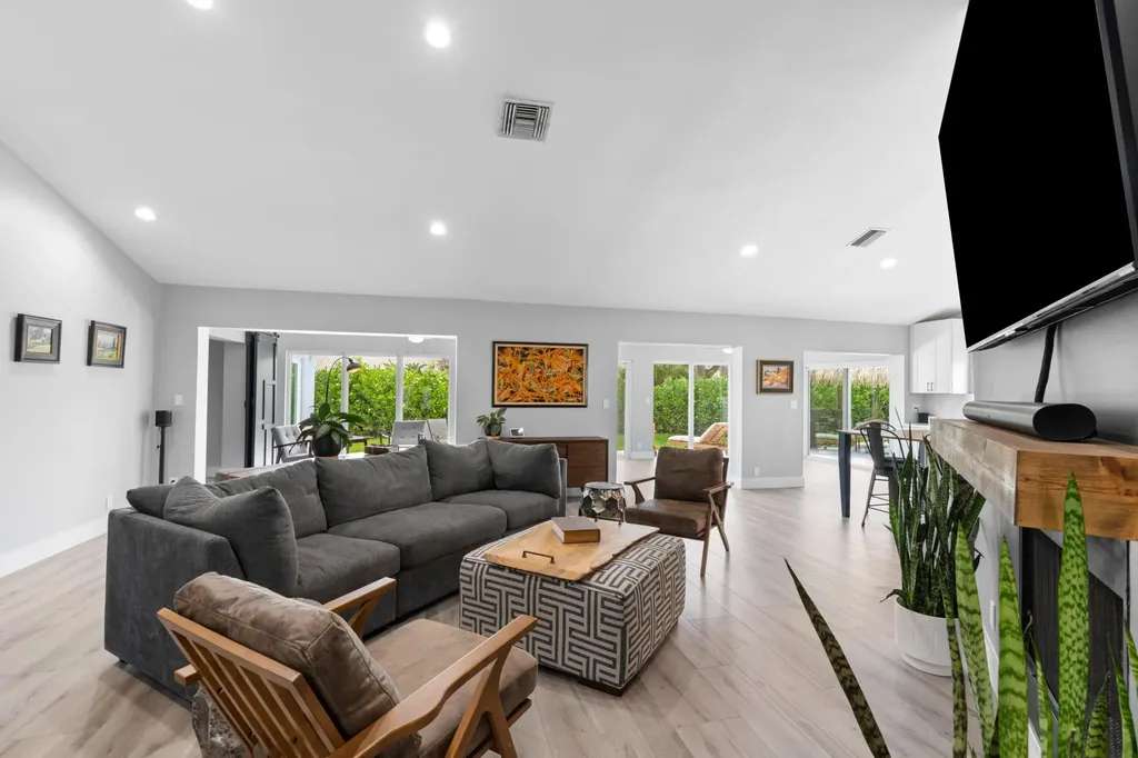 6910 NW 2nd Terrace Boca Raton FL 33487