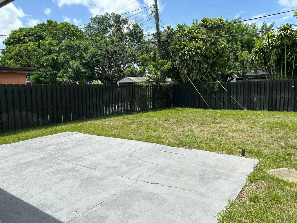 61 NW 47th Street Oakland Park FL 33309