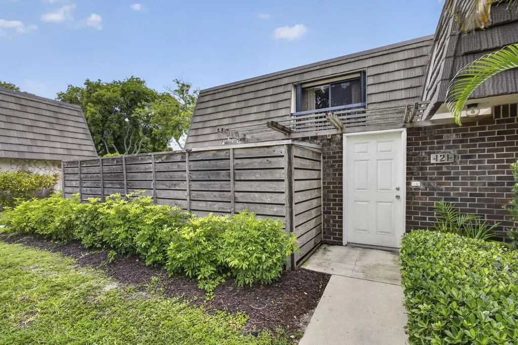 121 1st Terrace Palm Beach Gardens FL 33418