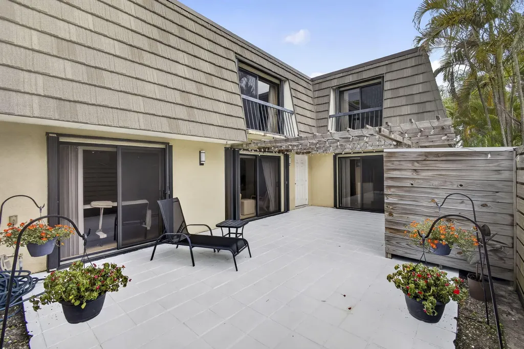 121 1st Terrace Palm Beach Gardens FL 33418