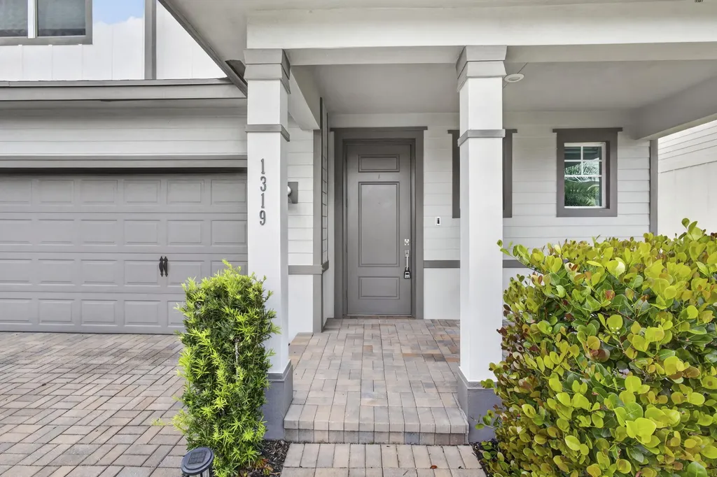 1319 Arrowhead Point Road Loxahatchee FL 33470