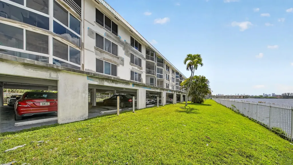 1100 NE 191st Street Miami FL 33179