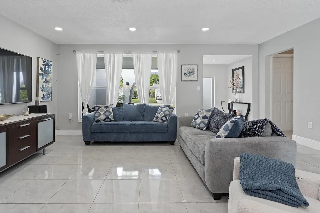 10476 NW 3rd Street Plantation FL 33324