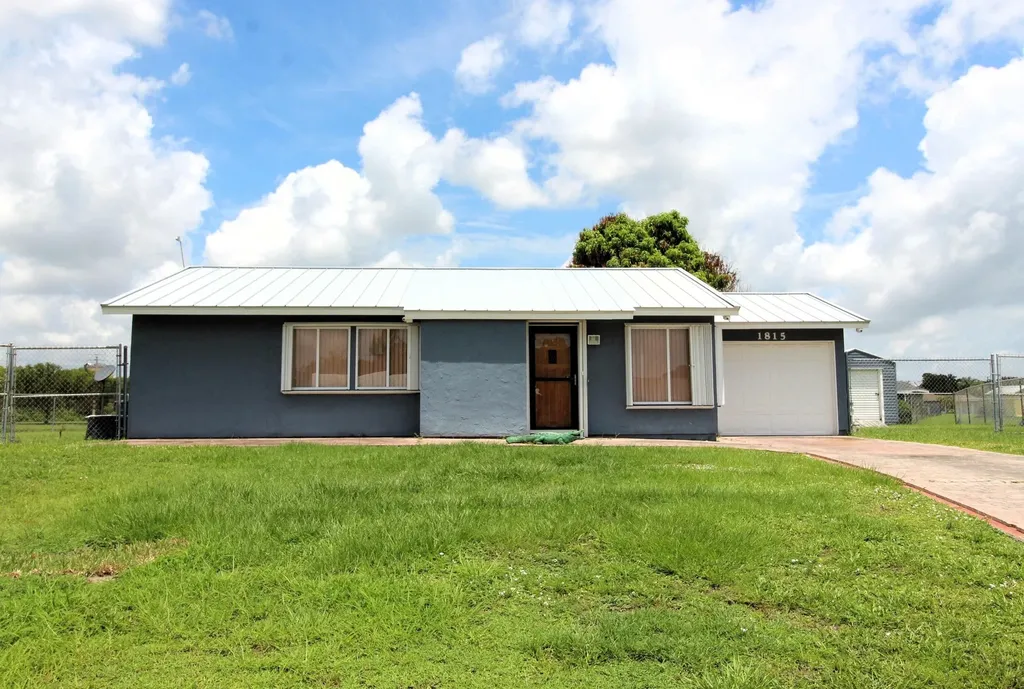 1815 SE Wexford Court Port St Lucie FL 34952