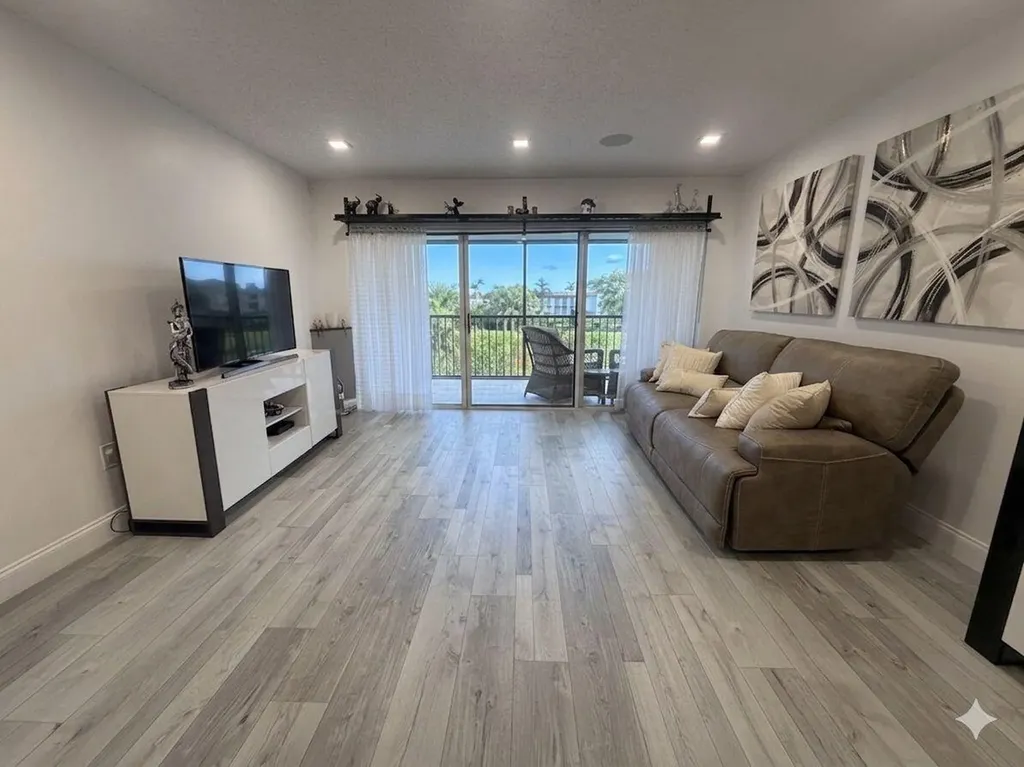 4284 Deste Lake Worth FL 33467