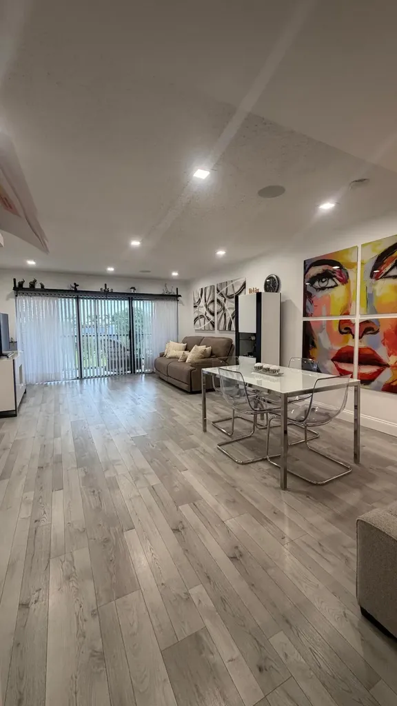 4284 Deste Lake Worth FL 33467