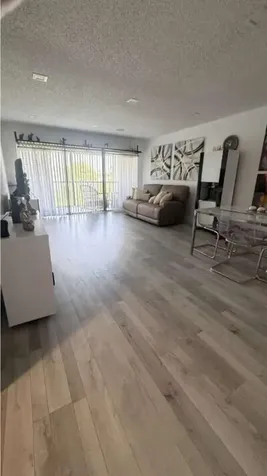4284 Deste Lake Worth FL 33467
