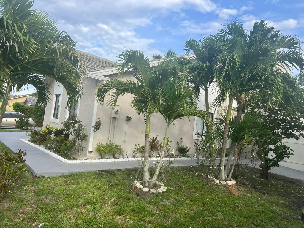 5765 Strawberry Lakes Circle Lake Worth FL 33463