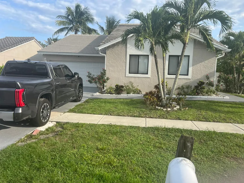 5765 Strawberry Lakes Circle Lake Worth FL 33463