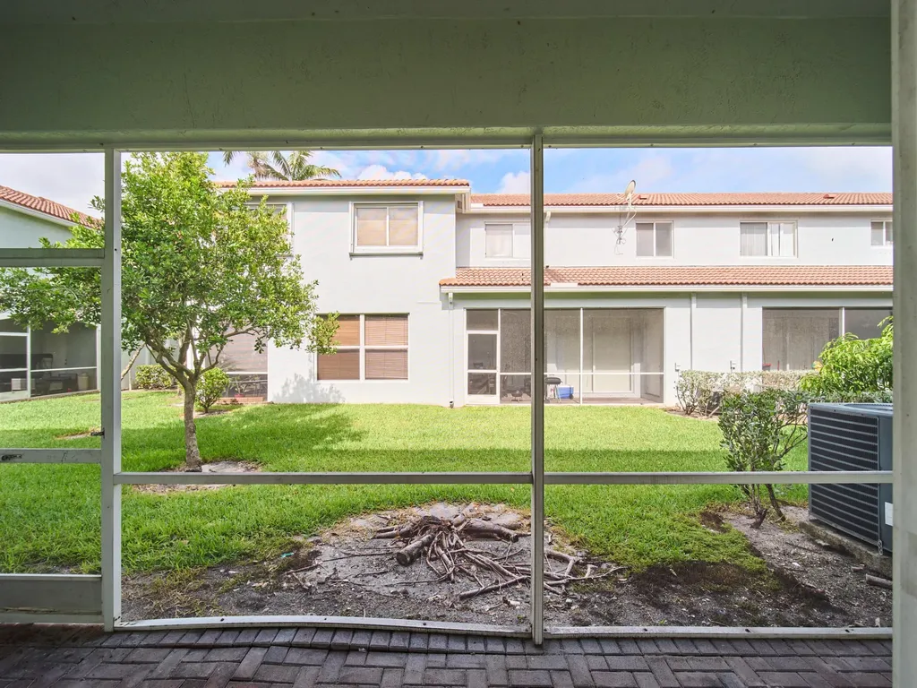 2052 Oakhurst Way Riviera Beach FL 33404