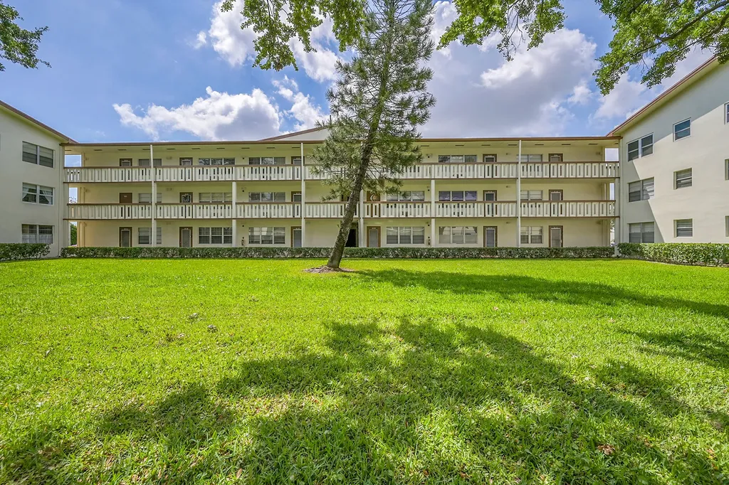 1043 Cornwall C Boca Raton FL 33434