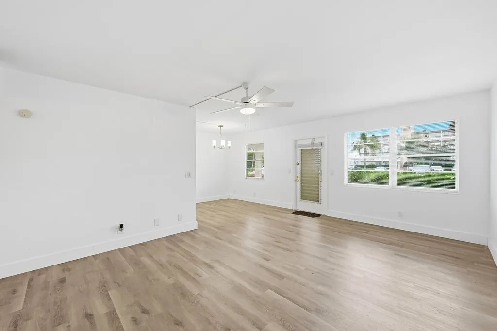 1043 Cornwall C Boca Raton FL 33434