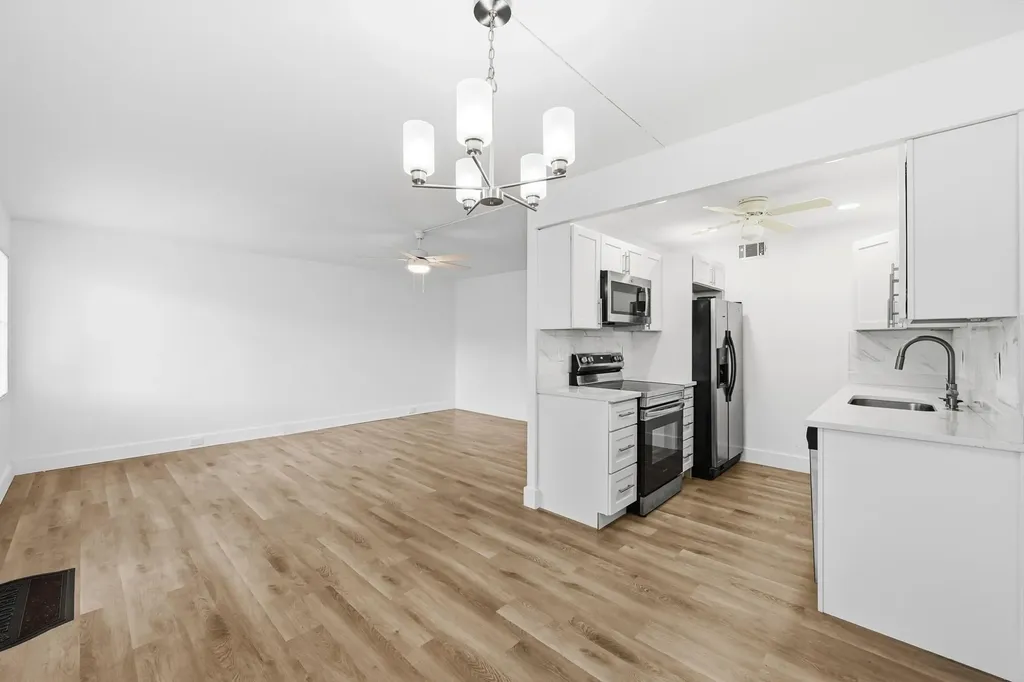 1043 Cornwall C Boca Raton FL 33434