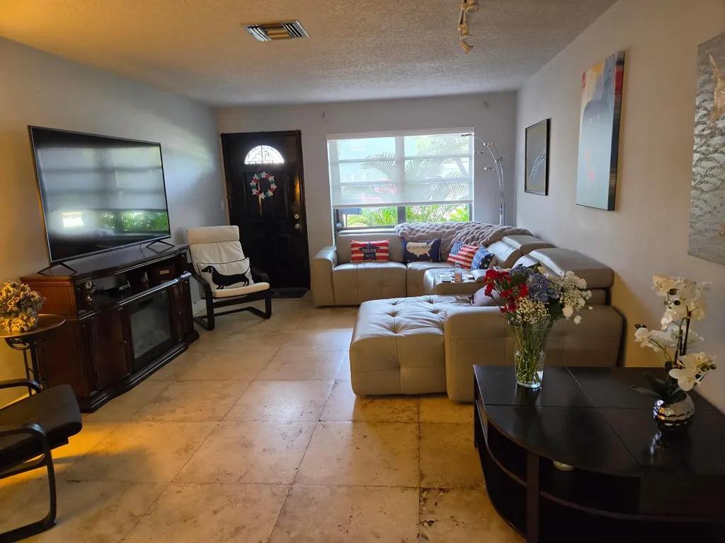 608-612 NE 21st Court Wilton Manors FL 33305